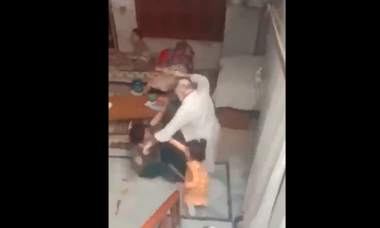 Yemeği geç getiren gelinine saldırdı, torunları çığlıklar içinde dedelerini durdurmaya çalıştı