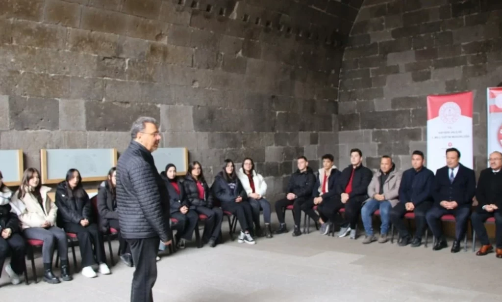 Kayseri'de tarihi mekanlarda ders uygulaması başladı