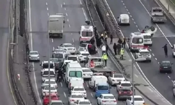 İstanbul Küçükçekmece’de 5 aracın karıştığı zincirleme trafik kazası: 2 yaralı