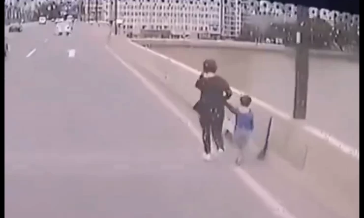 Çin'de Anne ve Çocuğunun Hayatını Kurtaran Kahraman Otobüs Şoförü