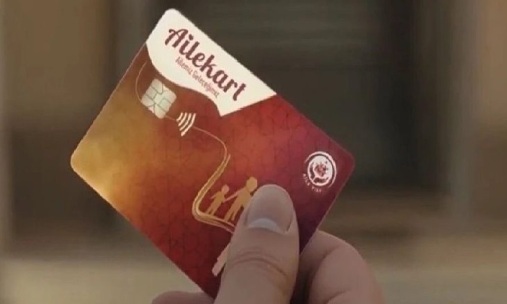 Sosyal yardım alan vatandaşlar, AileKartlarını almak üzere Halkbank şubelerine başvuruyor.